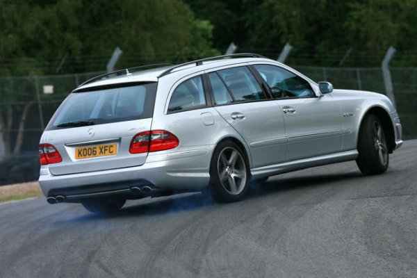 Зрелищно наречен „Ponton“, моделът  W120 на Mercedes минава за първият от E-класата, макар че тя официално получава това име едва през 1993 година. Ок, имате право да оспорите твърдението. Тогава немският концерн ще има нов победител - C-класата с 11 милиона продадени коли от 1993 година насам.
